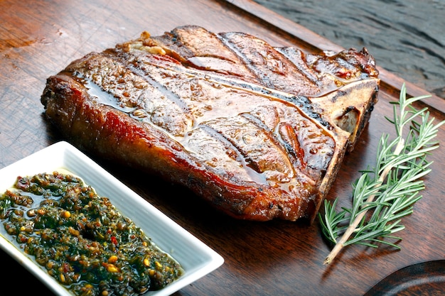 T-Bone-Steak mit Kartoffelsalat und Gemüse