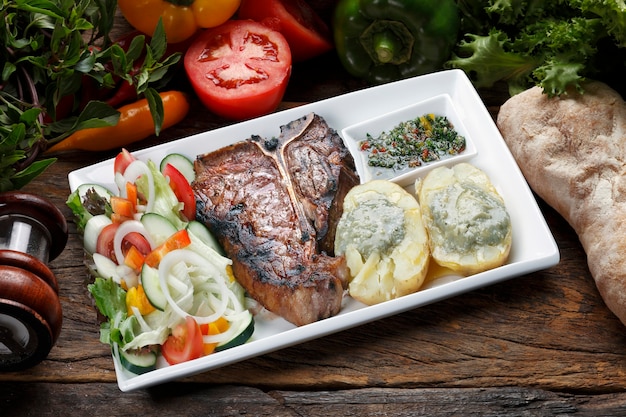 T-Bone-Steak mit Kartoffelsalat und Gemüse