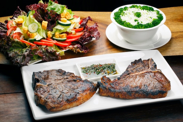 T-Bone-Steak mit Salat