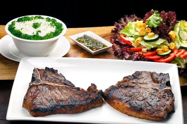 T-Bone-Steak mit Salat