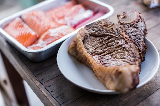 T-bone steak en el plato