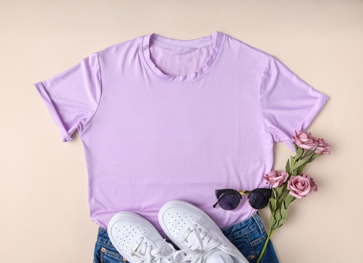 T-shirt branco violeta de mulheres de algodão com jeans e sapatos de lona isolados em fundo branco
