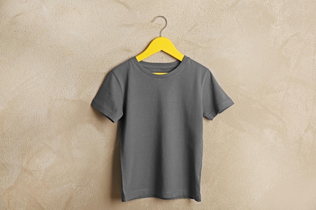 T-shirt cinza em branco com fundo grunge