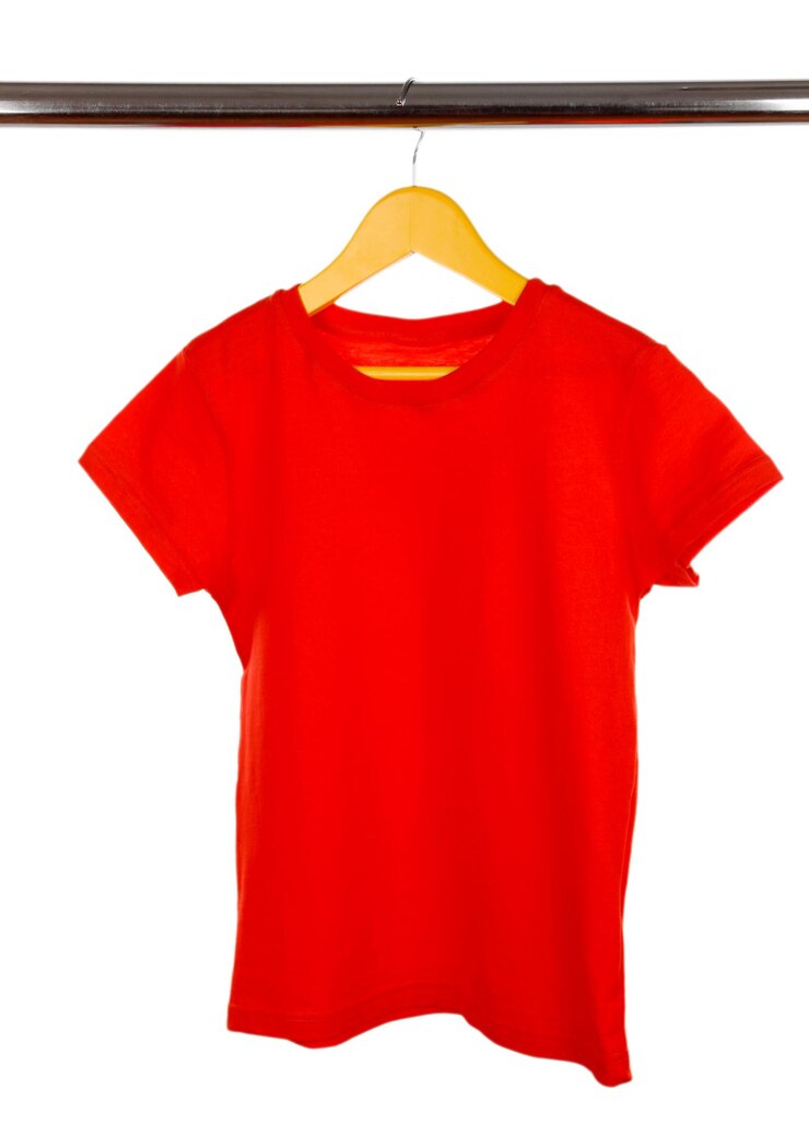 Foto t-shirt colorido em gancho de roupa isolado em branco