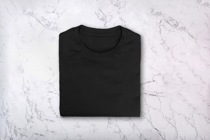 T-shirt de algodão preto em branco na textura de mármore