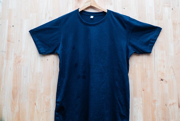 Foto t-shirt de manga curta preta planície em torno do pescoço mock-se conceito idéia de madeira vista traseira de terra