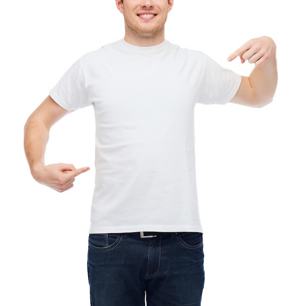 T-Shirt-Design, Gesten- und Personenkonzept - lächelnder junger Mann in leerem weißem T-Shirt, der mit dem Finger auf sich selbst zeigt
