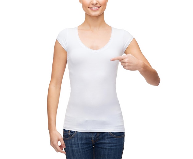T-Shirt-Design-Konzept - lächelnde Frau in leerem weißen T-Shirt, die mit dem Finger auf sich selbst zeigt