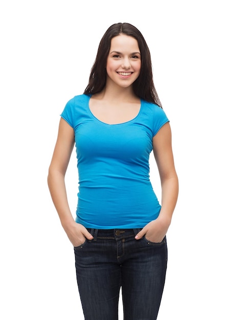 T-Shirt-Design und Menschenkonzept - lächelndes Mädchen im leeren blauen T-Shirt