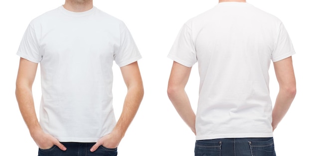 T-Shirt-Design und People-Konzept - Nahaufnahme eines jungen Mannes in einem leeren weißen T-Shirt