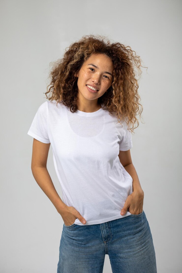 T-Shirt-Design und Werbekonzept Stil und Mode Innenbild von fröhlichen lächelnden jungen