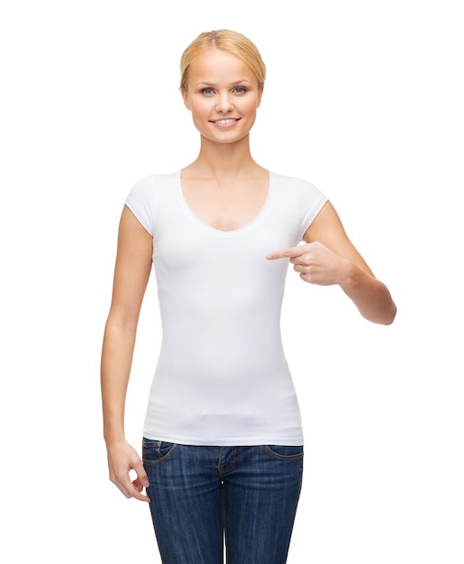 T-Shirt-Designkonzept - lächelnde Frau im leeren weißen T-Shirt