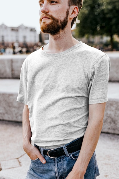 T-Shirt durchsichtiges PNG-Mockup auf Bart Hipster Mann