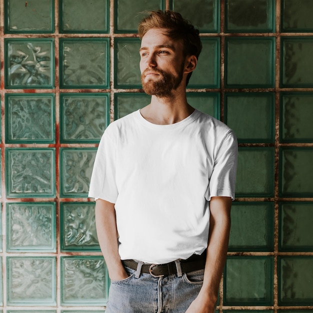 T-Shirt durchsichtiges PNG-Mockup auf Bart Hipster Mann