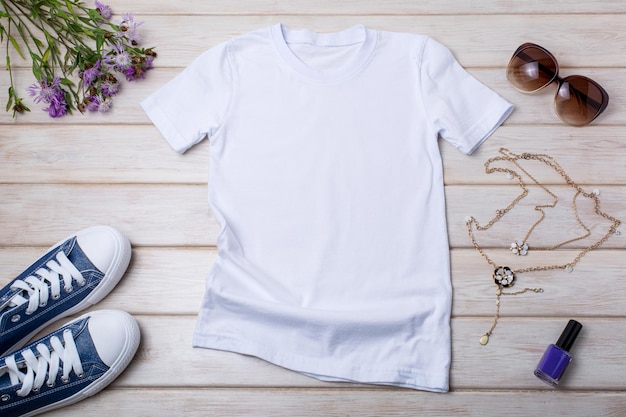 Foto t-shirt-mockup aus weißer baumwolle für damen mit klettenblumen, blauer nagellackkette und sonnenbrille