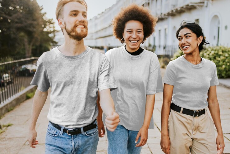 Foto t-shirt-mockups png mit drei verschiedenen freundemodellen