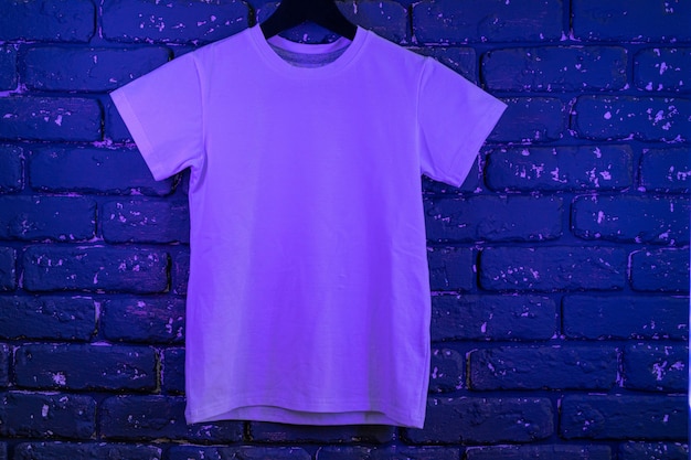 Foto t-shirt unissex de cor branca com luz neon, espaço para texto