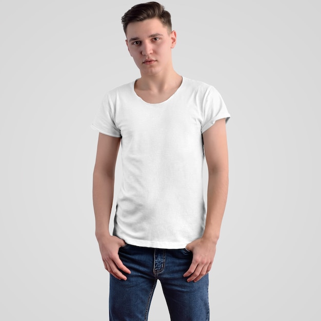 T-Shirt-Vorlage auf einem jungen Mann auf weißem Hintergrund, Vorderansicht. Modell von Freizeitkleidung für Online-Shop-Werbung und Design-Präsentation