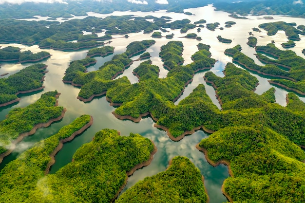 Ta Dung See morgens von oben gesehen mit kleinen Paradiesinseln mit schöner Zusammenfassung