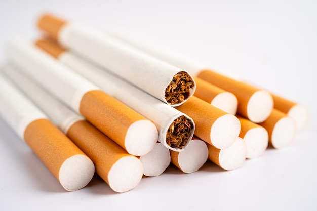 Tabaco para cigarrillos en rollo de papel con tubo de filtro Concepto de no fumar