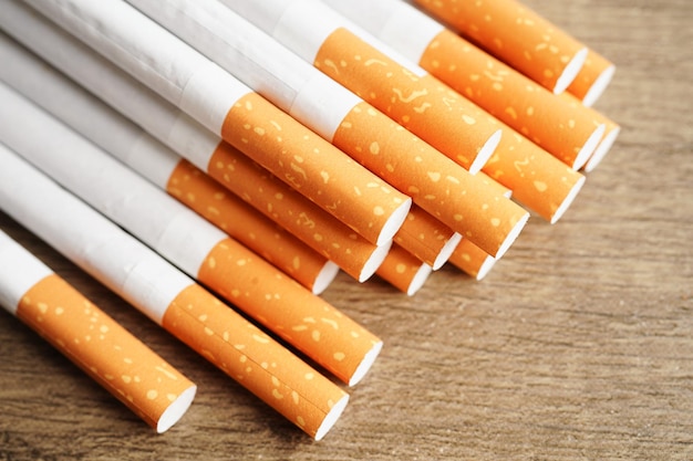 Tabaco de rolo de cigarro em papel com tubo de filtro Conceito de não fumar