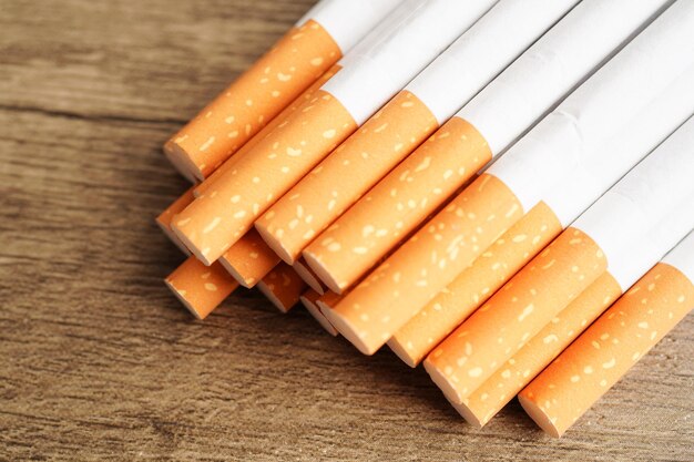 Tabaco de rolo de cigarro em papel com tubo de filtro Conceito de não fumar