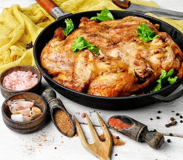 Tabaco de pollo asado en sartén