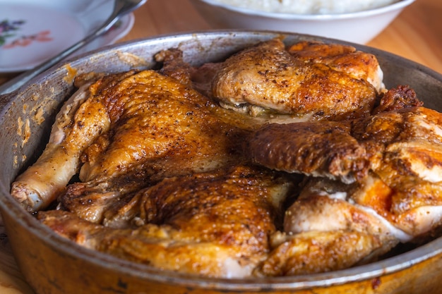 Tabaco de pollo frito caliente en un primer plano de la sartén