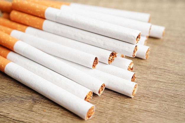 Tabaco de rollo de cigarrillos en papel con tubo de filtro Concepto de no fumar