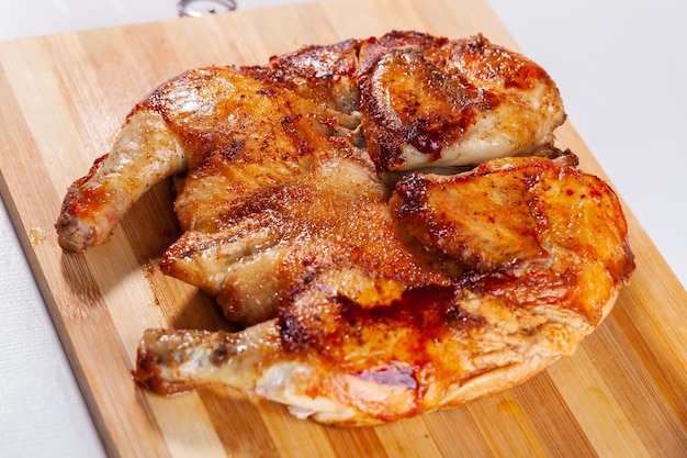 Tabaka de pollo frito en una tabla de madera