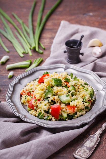 Tabbouleh, ein arabischer vegetarischer Salat aus Couscous