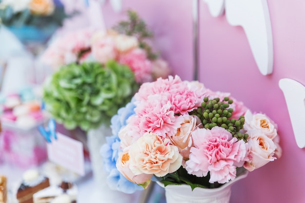 Tabela ajustada para o banquete do casamento com composição floral do cravo-da-índia e da hortênsia.