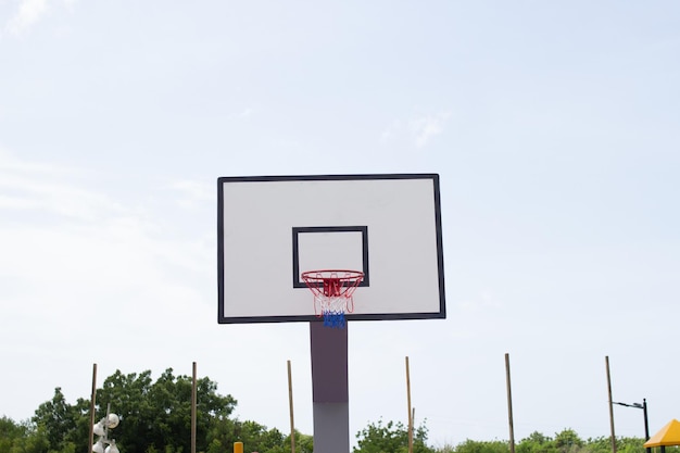 Tabela de basquete contra a vista frontal do fundo do céu azul