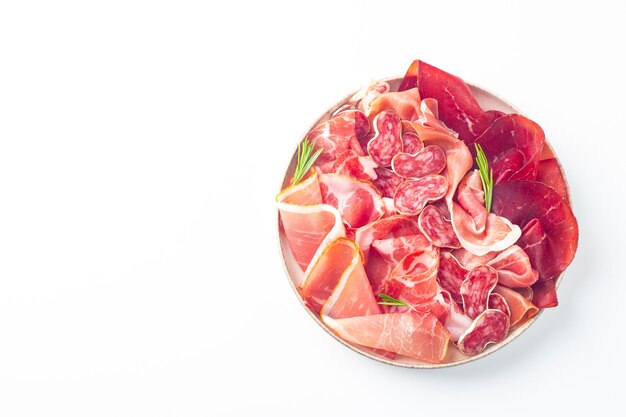 Tabela de charcuterie Antipasti aperitivos de prato de carne com salame prosciutto crudo ou presunto e o