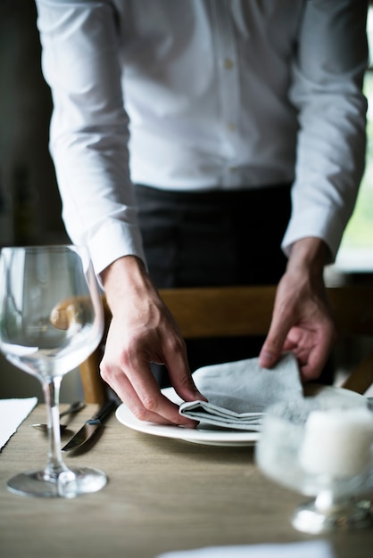 Foto tabela de configuração de funcionários do restaurante no restaurante para recepção