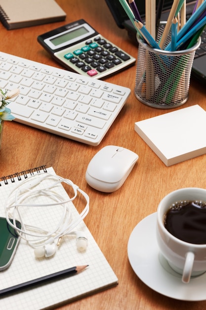 Foto tabela de madeira de mesa de escritório de objetos de trabalho e negócios de negócios