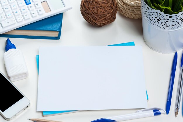 Foto tabela de mesa de escritório branco com um monte de coisas na vista superior