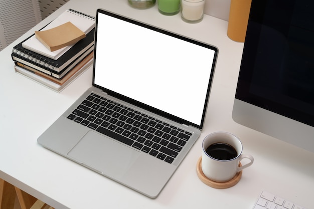 Tabela de mesa de escritório de madeira sotão com laptop e suprimentos.