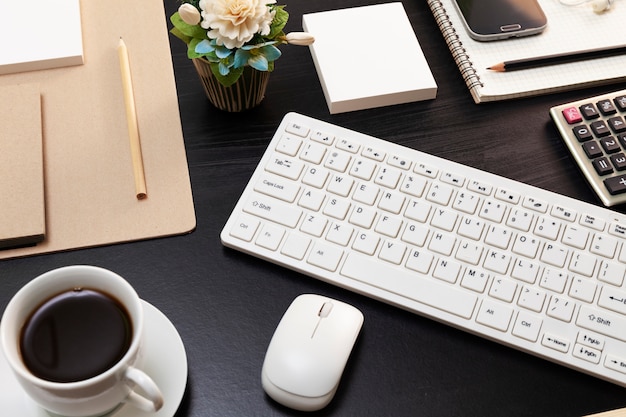 Tabela de mesa de escritório do local de trabalho de negócios e objetos de negócios