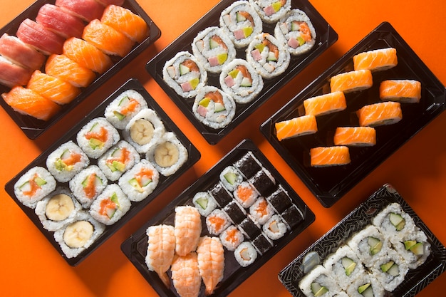 Tabela de sushi variada, vista de cima.