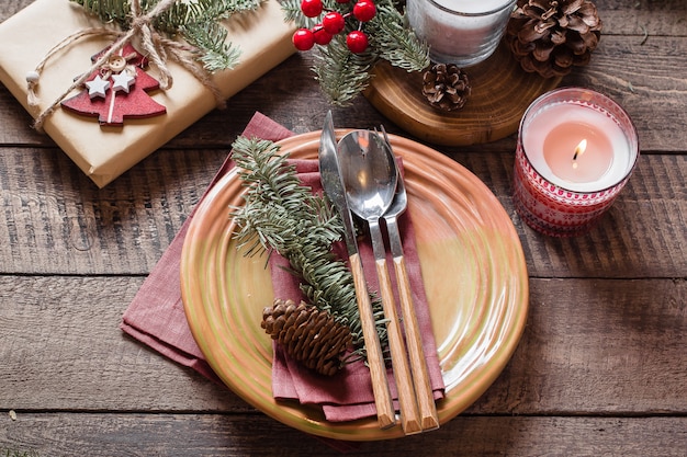 Tabela do ajuste do Natal com decoração festiva. Conceito de comida de férias. Vista do topo