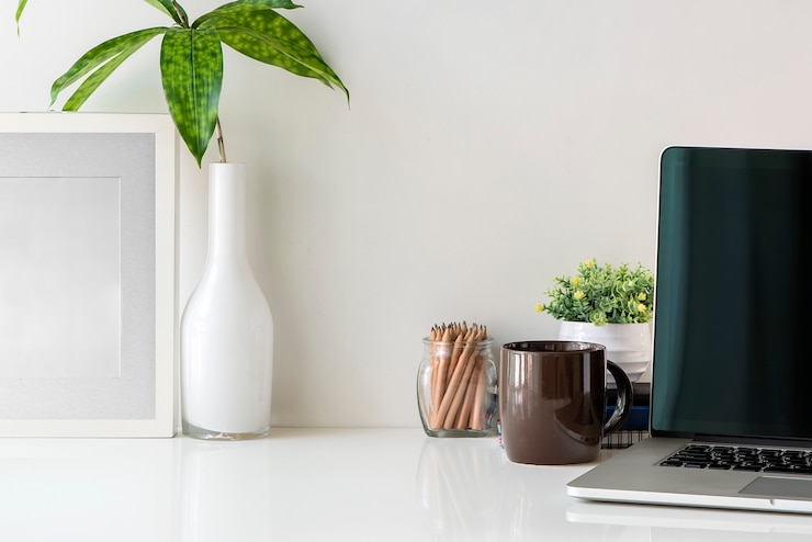 Foto tabela do desktop do escritório com portátil e materiais de escritório, espaço de trabalho e espaço da cópia.