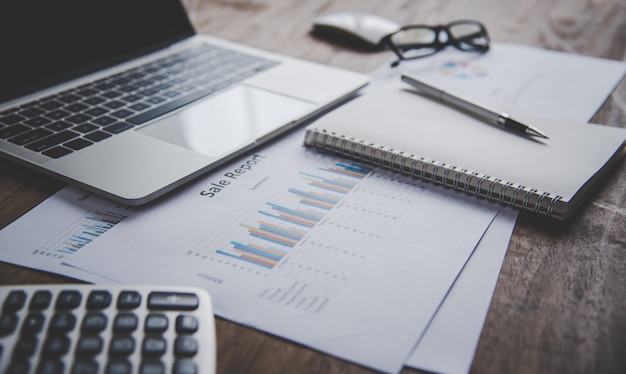 Tabela e gráficos de análise de dados colocados na mesa do escritório. Análise de negócios e conceito de planejamento