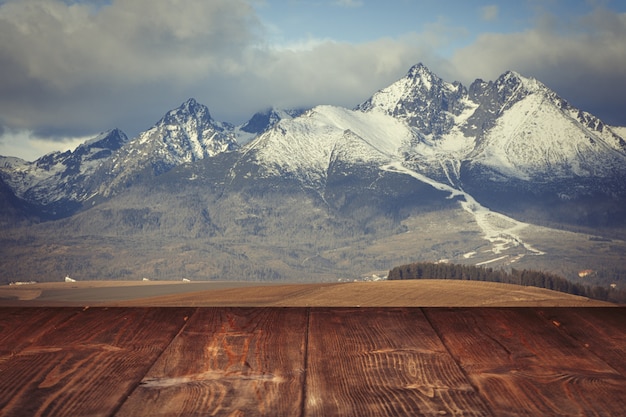 Tabelle auf Wintergebirgshintergrund