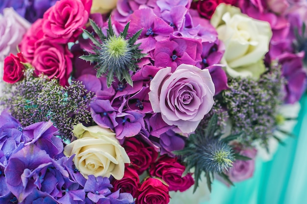 Tabelle im Restaurant verziert mit purpurroten Blumen, Hochzeitsabendessen