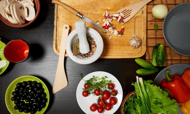 Tabelle mit dem Gemüse betriebsbereit zu einem gesunden Salat