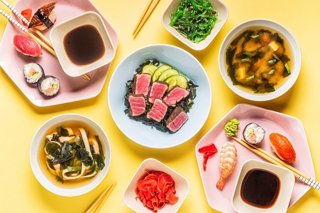 Tabelle mit traditionellem japanischem Essen, Draufsicht.