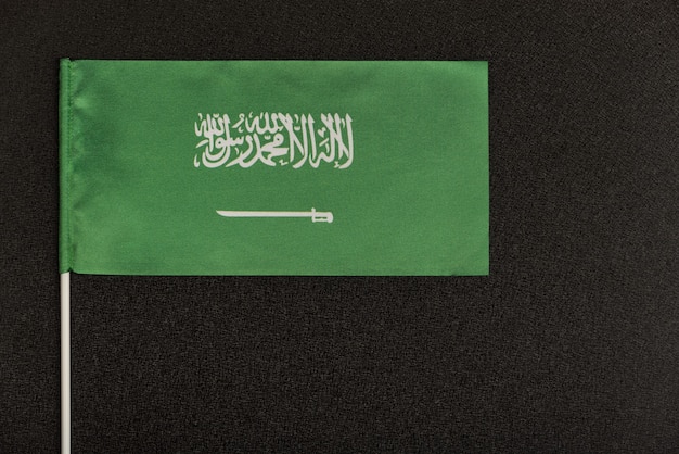 Tabellenflagge des Königreichs Saudi-Arabien auf schwarzem Hintergrund. Grüne Flagge mit Schwert.