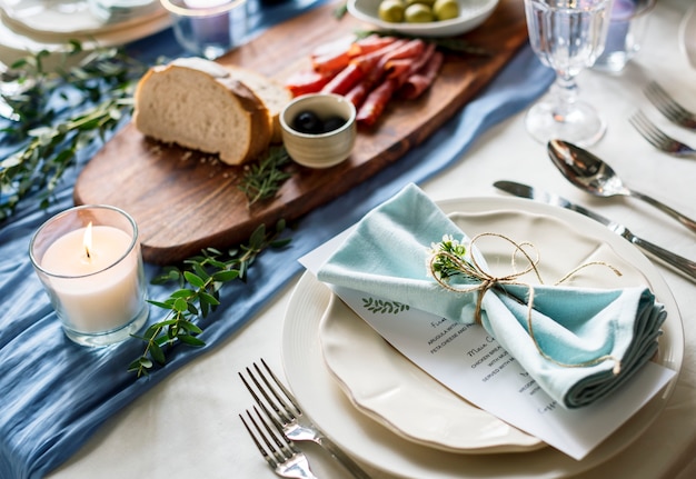 Tabla de ajuste de la mesa de la recepción de la boda con menú