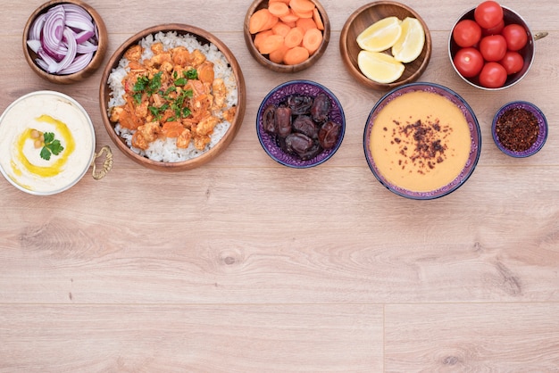 Foto tabla de alimentos iftar. comida de la tarde para el ramadán